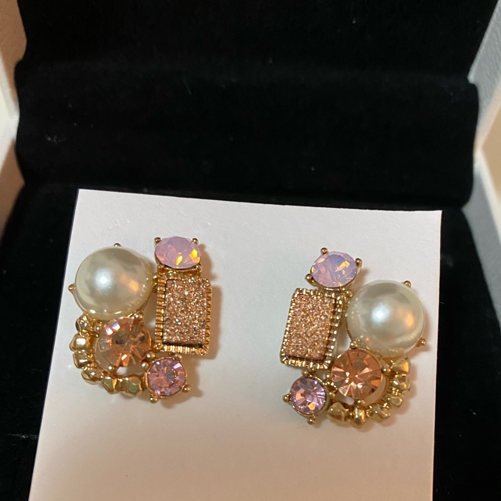 ‼️5/20‼️goldtone with pearls and rhinestones studs